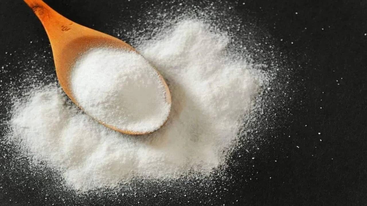 बोरिक पावडर आणि साखरेचं मिश्रण : झुरळं पळवून लावण्यात हे मिश्रण फायदेशीर असल्याचं दिसून आलं आहे. बोरिक पावडर आणि साखरेचं समान मिश्रण करून झुरळांचा वावर असलेल्या ठिकाणी टाका. झुरळं साखरेकडे आकर्षित होतात. पण बोरिक पावडरमुळे मरतात.