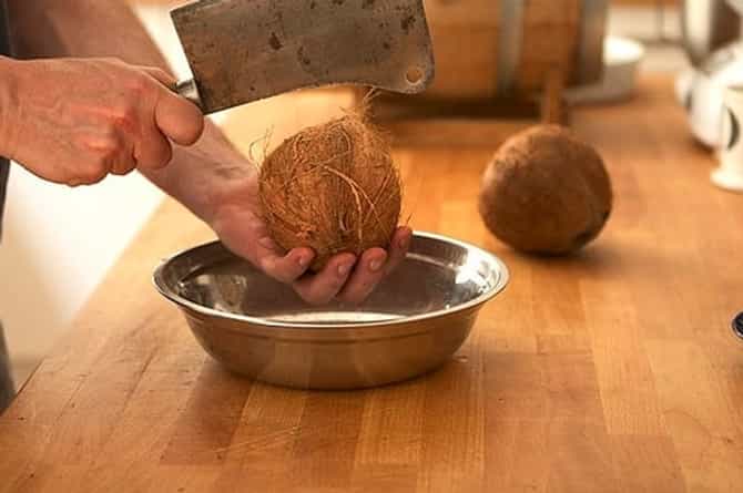 नारळ खवताना होतो त्रास? मग ‘हा’ उपाय तुमच्यासाठीच आहे!