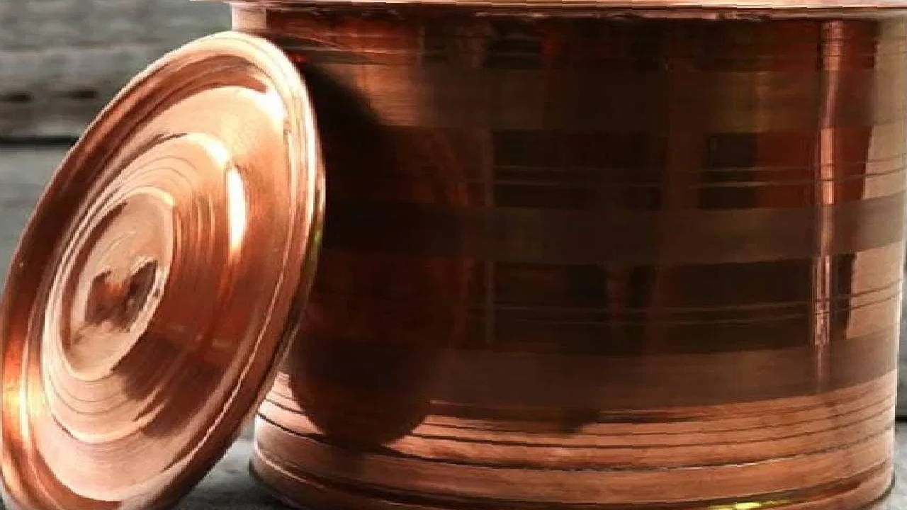 अनेकजण तांब्याच्या भांड्यात रात्रभर ठेवलेले पाणी सकाळी प्यावे असा सल्ला दिला जातो. पण ते खरेच योग्य आहे का हे अनेकांना माहिती नाही.