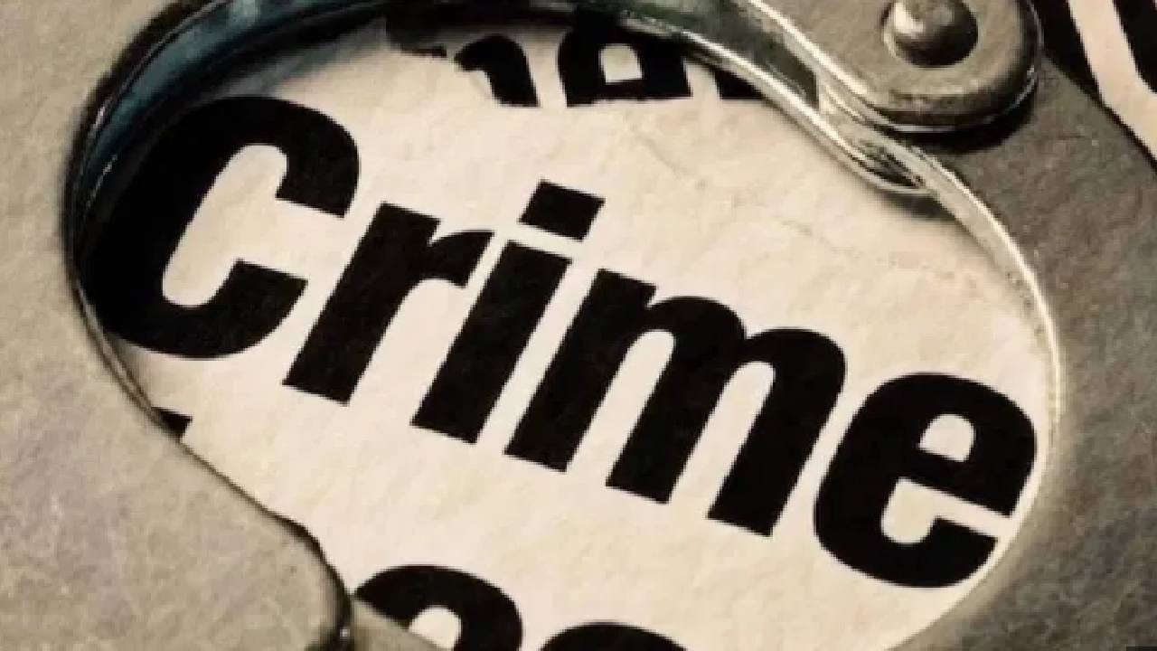 कल्याण पश्चिम येथे केके वाईन शॉपच्या बाजूच्या गल्लीत शनिवारी रात्री पावणे नऊच्या सुमारास महेंद्र निचित याने त्याचा मित्र तेजस निखारगे याच्याकडे दारू पिण्यासाठी पैसे मागितले. मात्र त्याने पैसे देण्यास नकार दिल्याने महेंद्र याने त्याच्याकडील धारदार चाकूने वार करत तेजस याला गंभीर जखमी केले. 