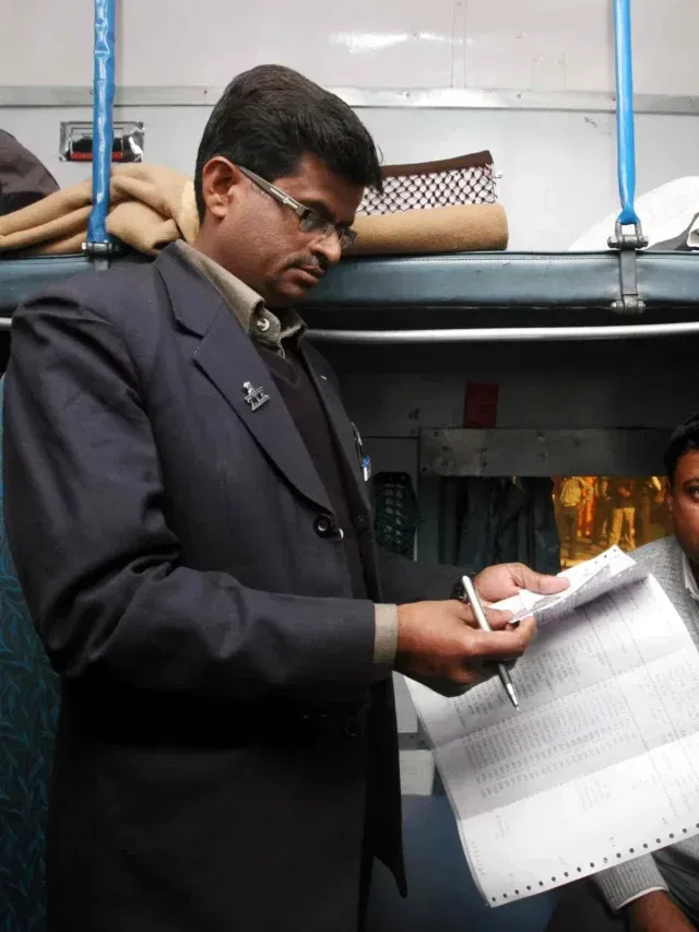 ट्रेनमध्ये विना तिकीट पकडलं! दंड भारला नाही तर किती होते शिक्षा? ट्रेनमध्ये विना तिकीट पकडलं! दंड भारला नाही तर किती होते शिक्षा?