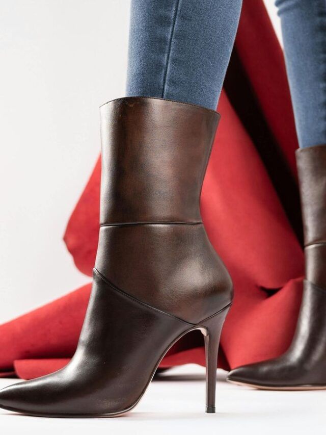 Heels घालण्यासाठी लागते सरकारी परमिट, कहासे आते है ये लोग... Heels घालण्यासाठी लागते सरकारी परमिट, कहासे आते है ये लोग...