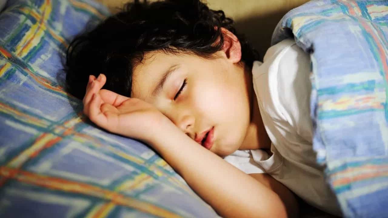 मुलांच्या आरोग्यासाठी आणि मानसिक विकासासाठी पालकांनी काजळी घेणं फार गरजेचं आहे. तर अशा काही 3 गोष्टी आहेत, ज्या मुलांना झोपेपूर्वी बिलकूल देऊ नका. त्या 3 गोष्टी कोणत्या आज जाणून घेऊ