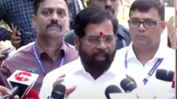 Eknath Shinde : मुख्यमंत्र्यांची उच्चस्तरीय सुरक्षा आढावा बैठक; काय झाली चर्चा? शिंदेंनी स्पष्टच सांगितलं Eknath Shinde : मुख्यमंत्र्यांची उच्चस्तरीय सुरक्षा आढावा बैठक; काय झाली चर्चा? शिंदेंनी स्पष्टच सांगितलं