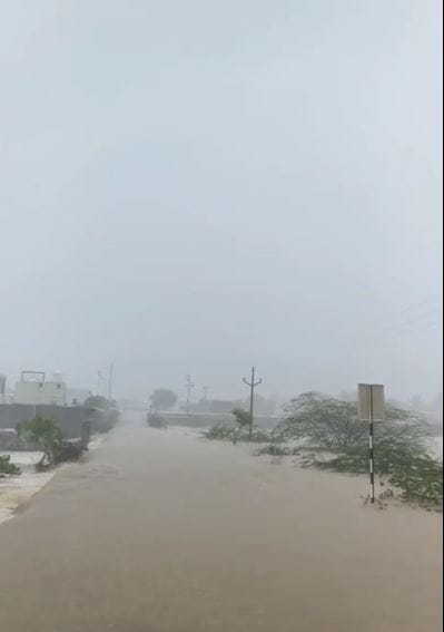 सिन्नर शहरातील अनेक सकल भागात पावसाचे पाणी तुंबले आहे. तर कुंदेवाडी येथील देव नदीला पूर आला आहे. 