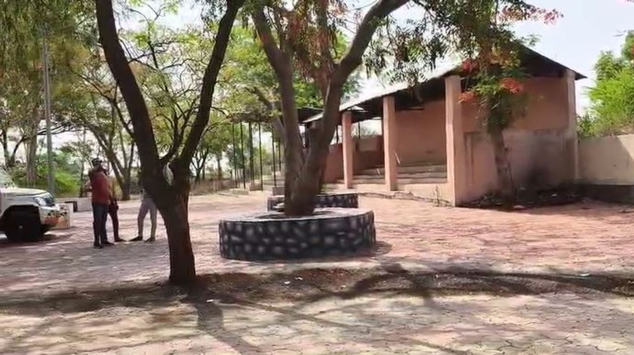 नाशिक : स्मशानातील सोन्यासाठी मृत महिलेच्या अंत्यविधीनंतर रक्षा व अस्थी गायब झाल्याचा धक्कादायक प्रकार सटाणा तालुक्यातील नामपूर येथे उघडकीस आला.