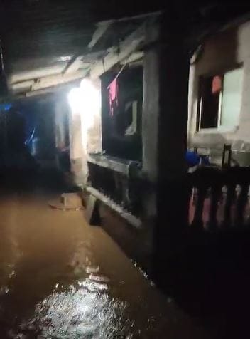 पुणे जिल्ह्यातही अनेक ठिकाणी जोरदार पाऊस झाला आहे. जिल्ह्यातील दौंड येथील स्वामी चिंचोली गावावर निसर्गाचा कहर पाहायला मिळतोय. मुसळधार पावसामुळे गावात मोठ्या प्रमाणात पूरपरिस्थिती निर्माण झाली आहे. 