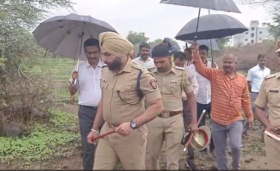 मिळालेल्या माहितीनुसार ही घटना पुण्यातील रांजणगाव येथे घडली आहे. येथे एका 25 वर्षीय महिलेची दोन चिमुकल्यांसह हत्या करण्यात आली आहे. पुणे ग्रामीणचे पोलीस अधीक्षक संदीप सिंग गिल घटनास्थळी दाखल झाले असून त्यांनी मृतदेहांची पाहणी केली आहे.