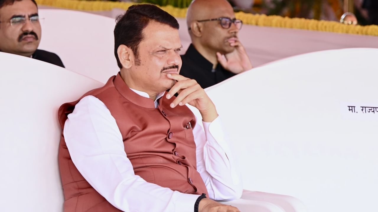 हुतात्मा चौक येथेही विविध पक्षाच्या राजकीय नेत्यांनी येऊन हुतात्म्यांना अभिवादन केलं. महाराष्ट्र दिनानिमित्ताने हुतात्मा चौकात मोठा बंदोबस्त ठेवण्यात आला होता.