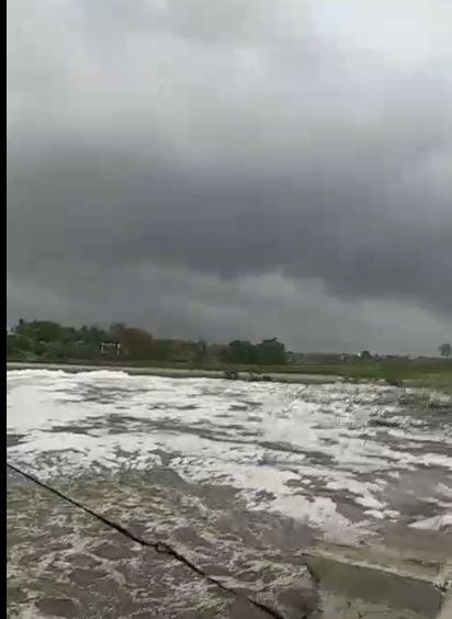 रस्त्यावरून पाणी वाहत असल्याने गावचा संपर्कही तुटलाय. अनेक घरं पाण्यात पूर्णपणे बुडाली असून वेताळ वस्ती, मात्रे वस्ती, लक्ष्मी नगर हनुमान नगर या परिसरातील 12 घरं पाण्याखाली गेली आहेत.