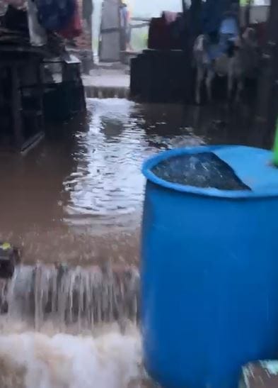 या घटनेमुळे नागरिकांचे जनजीवन विस्कळीत झाले आहे. स्थानिक कार्यकर्ते घटनास्थळी दाखल झाले असून मदत आणि बचाव कार्य सुरु आहे. पावसाचा जोर असाच राहिला, तर आणखी नुकसान होण्याची शक्यता वर्तवली जात आहे.