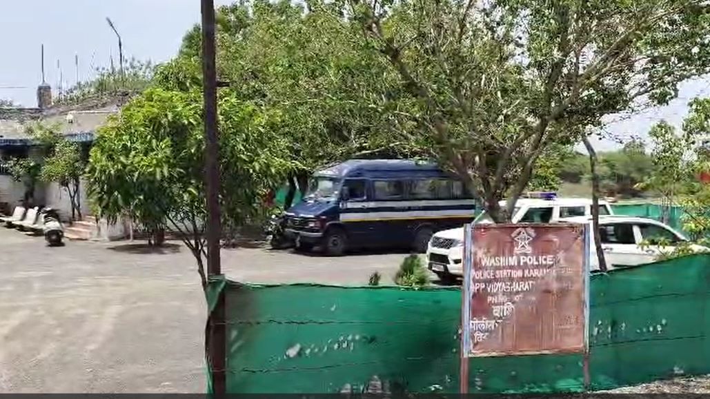 या प्रकरणाच्या अनुषंगाने दोघांना ताब्यात घेण्यात आले असून आरोपी लवकरच पकडू असे वाशिम पोलीस अधीक्षक अनुज तारे यांनी सांगितलंय.