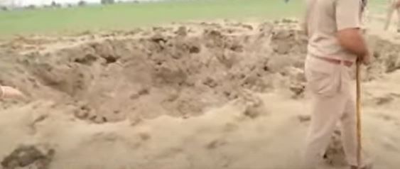 पंजाबच्या गुरुदास येथे पहाटे 4 वाजून 45 मिनिटांनी स्फोटाचा मोठा आवाज झाला होता. गावातील एका रिकाम्या शेतात स्फोटामुळे मोठा खड्डा पडला आहे. या भागात पंजाब पोलीस आले आहेत. 