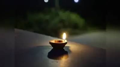दिवा लावताना तुम्ही सुद्धा या चुका करताय? आयुष्यातील समस्या वाढतील...