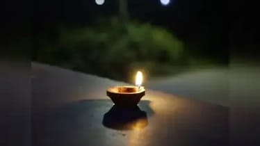 दिवा लावताना तुम्ही सुद्धा 'या' चुका करताय? आयुष्यातील समस्या वाढतील...