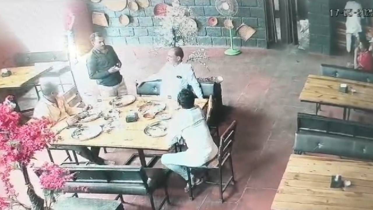 राजेंद्र आणि सुशीलने ज्या हॉटेलात मटणावर ताव मारला, त्या हॉटेलचं सीसीटीव्ही फुटेज पोलिसांच्या हाती लागलं. त्यानंतर पोलिसांनी त्यांना ट्रॅक केलं आणि अटक केली. दोघांनाही बावधन पोलीस ठाण्यात आणण्यात आलं होतं.
