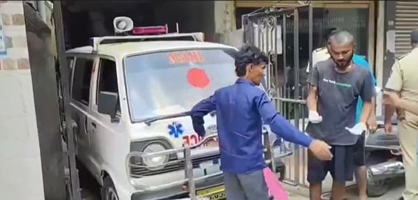 उल्हासनगरात एका इसमाने पत्नी आणि मुलीची हत्या करून स्वतः आत्महत्या केल्याची खळबळजनक घटना घडली आहे. आर्थिक विवंचनेतून त्याने हे टोकाचं पाऊल उचलल्याचं समोर आलं आहे.