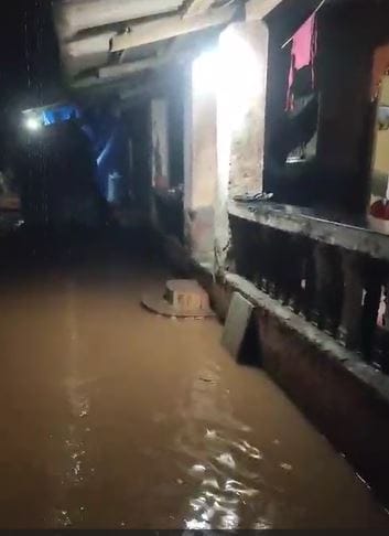 बारामतीच्या कंबळेश्वर गावात पाणी शिरलं आहे. जेसीबीने पाण्याला वाट मोकळी करून दिली जात आहे. कंबळेश्वर गावात पाणी शिरल्याने नागरिकांचे हाल होत आहेत.