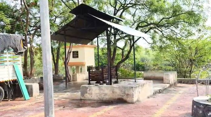 रक्षा विसर्जनासाठी नातेवाईक स्मशानभूमी पोहोचल्यावर हा धक्कादायक प्रकार उघडकीस आला.सुरेखा दीपक खैरनार (वय 40) यांच्या मृत्यूनंतर नामपूर येथील स्मशानभूमीत त्यांचे अंत्यसंस्कार करण्यात आले.