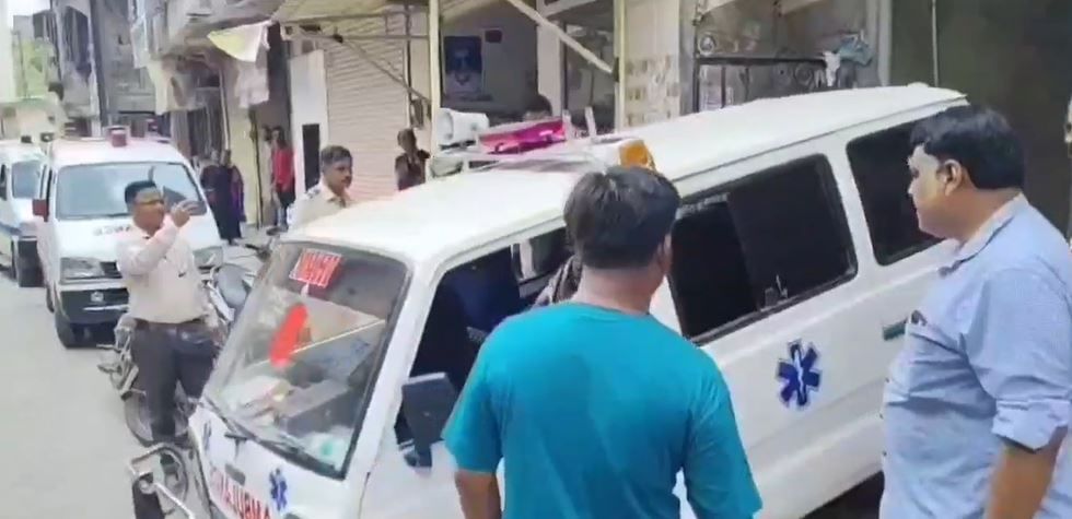 उल्हासनगरच्या कॅम्प एक परिसरात धक्कादायक घटना घडली आहे. येथे एका व्यक्तीने पत्नी आणि मुलीची हत्या करून स्वत: आत्महत्या केली आहे. 