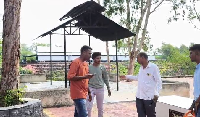 चोरट्यांनी सोन्याच्या लालसेपोटी राख चोरल्याचा संशय नातेवाईकांनी व्यक्त केला असून हा प्रकार केवळ चोरीचा आहे की अघोरी क्रियेचा याबाबत अजूनही स्पष्टता नाही.