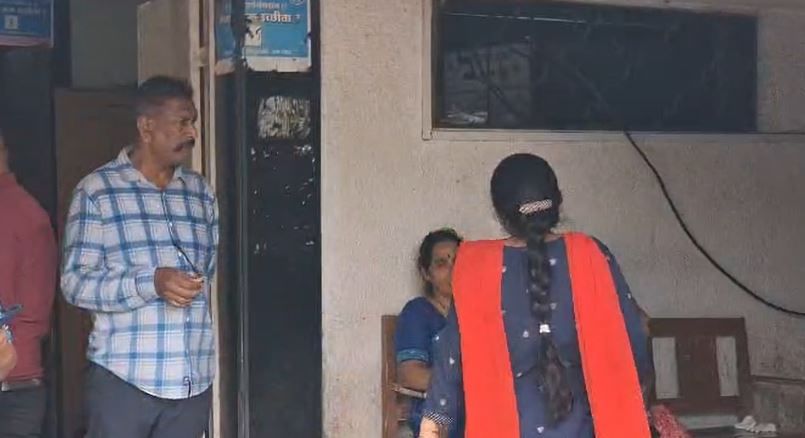 शुभांगी व निलेशचा विवाह चार वर्षांपूर्वी झाला. त्यांना एक तीन वर्षाची मुलगी व एका वर्षाची एक मुलगी अशी दोन आपत्यं आहेत. लग्नानंतर काही दिवसांतच निलेशने शुभांगीचा छळ करणे सुरू केले होते.  या त्रासामुळेच शुभांगीने आत्महत्या केल्याचा आरोप शुभांगीचे वडील व आई या दोघांनी केला आहे.