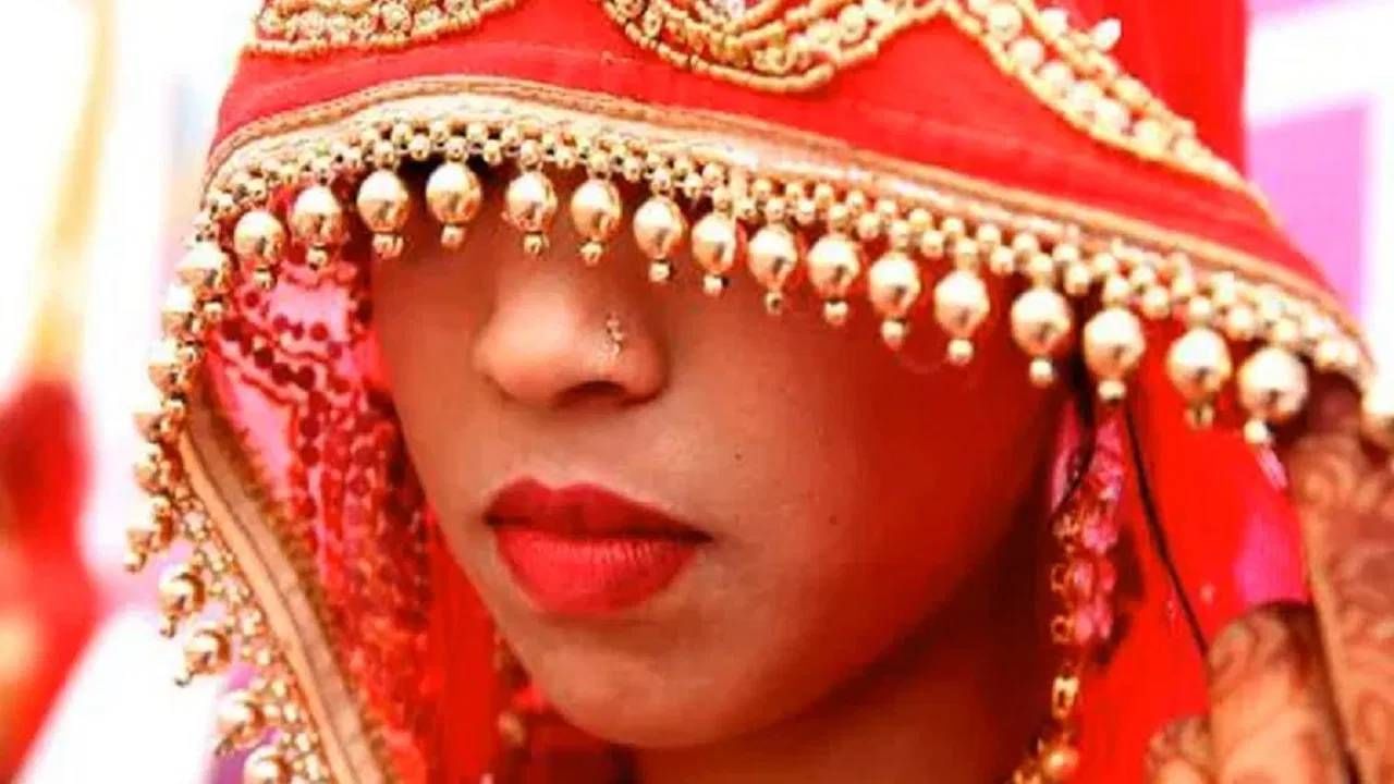 पत्नीची विश्वासघाताची विचित्र पद्धत, नवऱ्याने बंद रुमच टाळं उघडलं, समोरच दृश्य बघून जबर धक्का पत्नीची विश्वासघाताची विचित्र पद्धत, नवऱ्याने बंद रुमच टाळं उघडलं, समोरच दृश्य बघून जबर धक्का