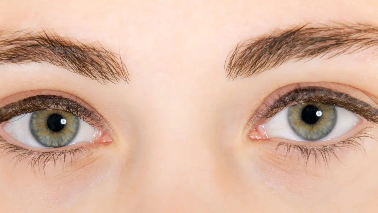 जिवाणू किंवा विषाणूजन्य डोळ्यांच्या संसर्गामुळे डोळ्यांना जळजळ आणि डोळ्यांमधून पाणी येऊ शकतं.