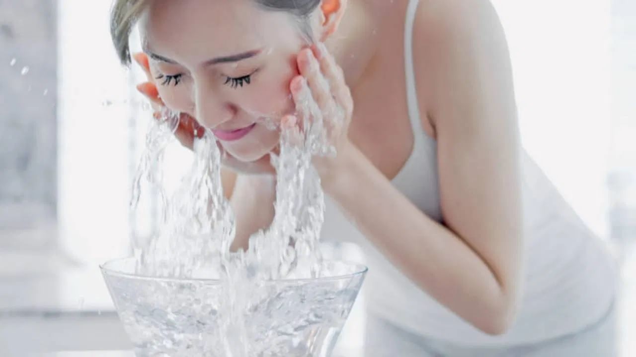 तुम्ही सुद्धा चेहरा धुताना 'या' चुका करताय का?