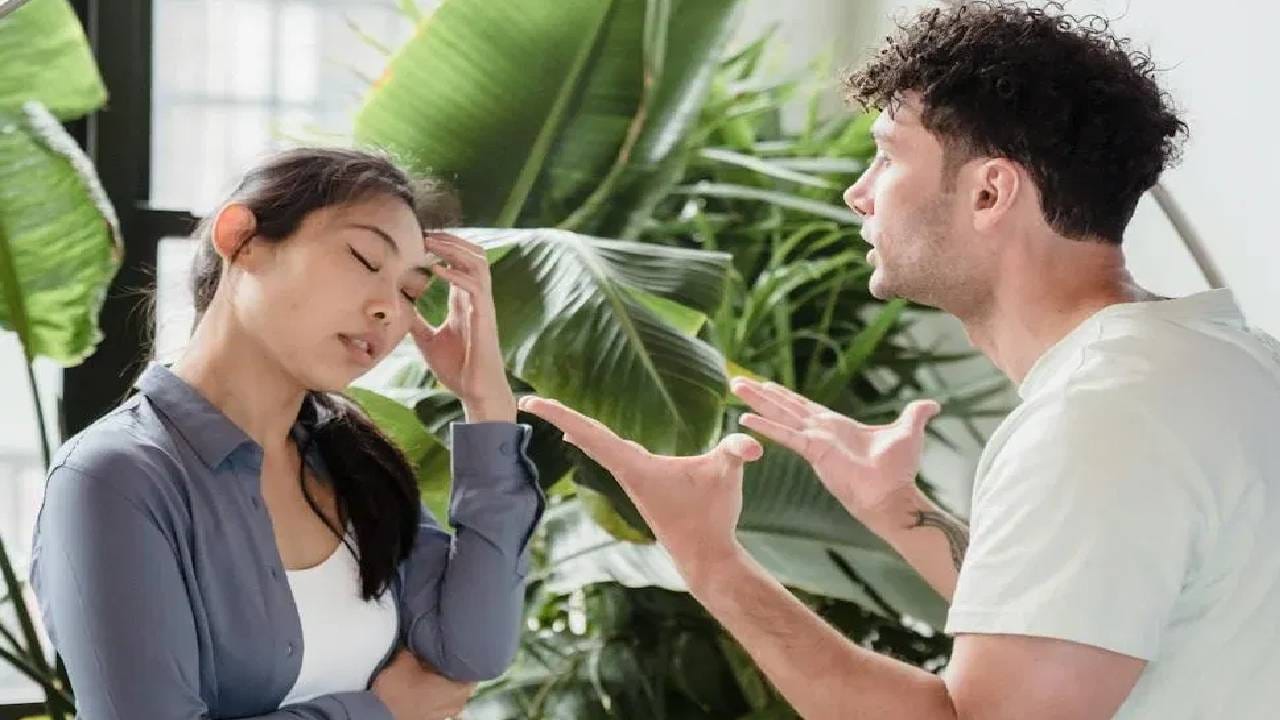 या सर्वेत म्हटलय की, एकाचवेळी दोन व्यक्तींवर प्रेम होऊ शकतं असं 48 टक्के भारतीय मानतात. 46 टक्के भारतीय मानतात की, एखादा व्यक्ती आपल्या जोडीदारावर प्रेम असतानाही धोका देऊ शकतो.