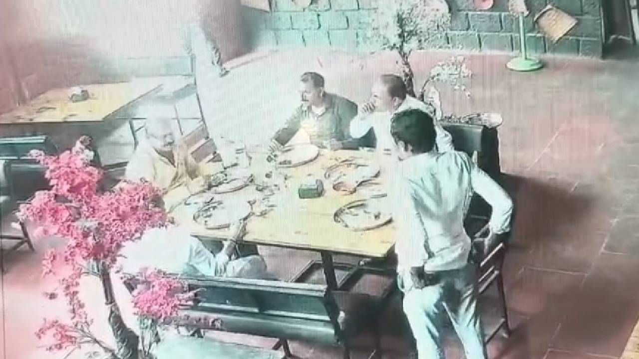 हॉटेलात मटणावर ताव मारतानाचा त्याचे सीसीटीव्ही फुटेज व्हायरल झाले आहेत.
