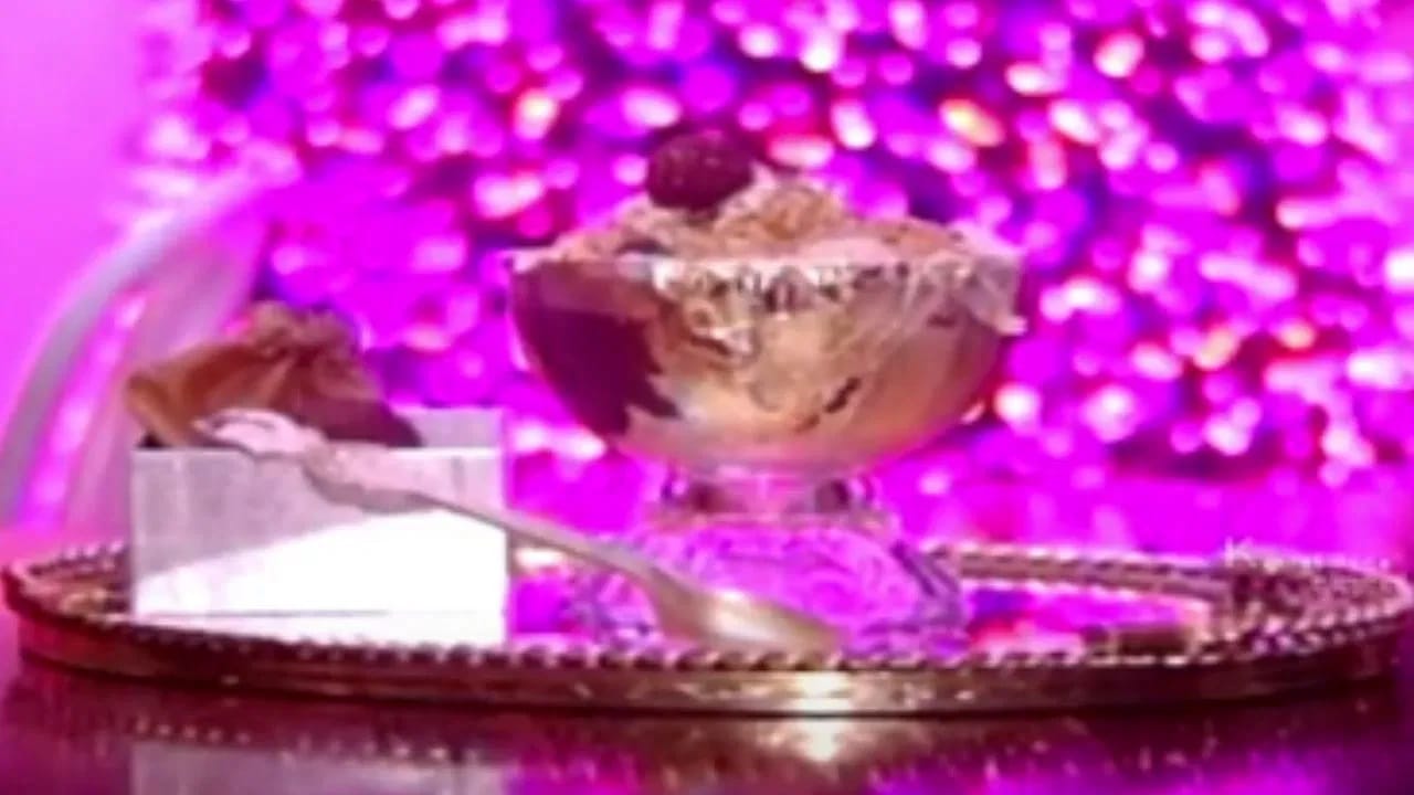 फ्रोझन हॉट चॉकलेट: न्यू यॉर्कमध्ये मिळणारे फ्रोझन हॉट चॉकलेट हे जगातील सर्वात महागडे पदार्थ आहे. डिशची किंमत तब्बल 18 लाख रुपये आहे. फ्रोझन हॉट चॉकलेटमध्ये एकूण 28 प्रकारचे चॉकलेट आढळतात. या डिशवर सोन्याचा लेप असतो आणि त्यात दुर्मिळ कोको बीन्स देखील वापरले आहेत. आश्चर्याची गोष्ट म्हणजे ज्या चमच्याने ही डिश दिली जाते ती हिरे जडवलेली असते.