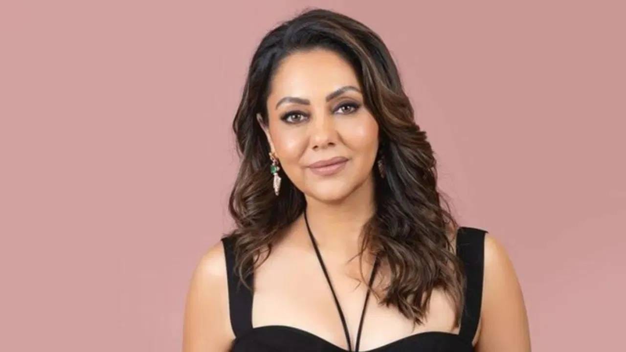 किंग खान शाहरुख खानची पत्नी कमाईच्या बाबतीत कुठेच कमी नाहीये. गौरीने फेब्रुवारी 2024मध्ये मुंबईच्या खार पश्चिममध्ये टोरीच्या माध्यमातून हॉस्पिटॅलिटी इंडस्ट्रीत पाऊल ठेवलं. तिचं हे रेस्टॉरंट सुशी, पकौडी, रेमन, सिग्नेचर कॉकटेलसाठी प्रसिद्ध आहे. या व्यवसायातून गौरी करोडो कमावत आहे. 