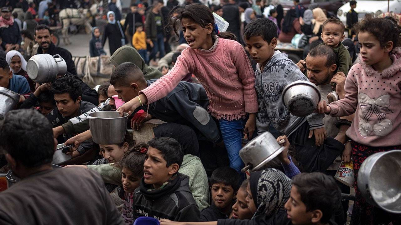 डोळ्यात अश्रू, हातात रिकामी भांडी घेऊन भटकणारी मुले...; गाझाचं भयाण वास्तव जाणून घ्या