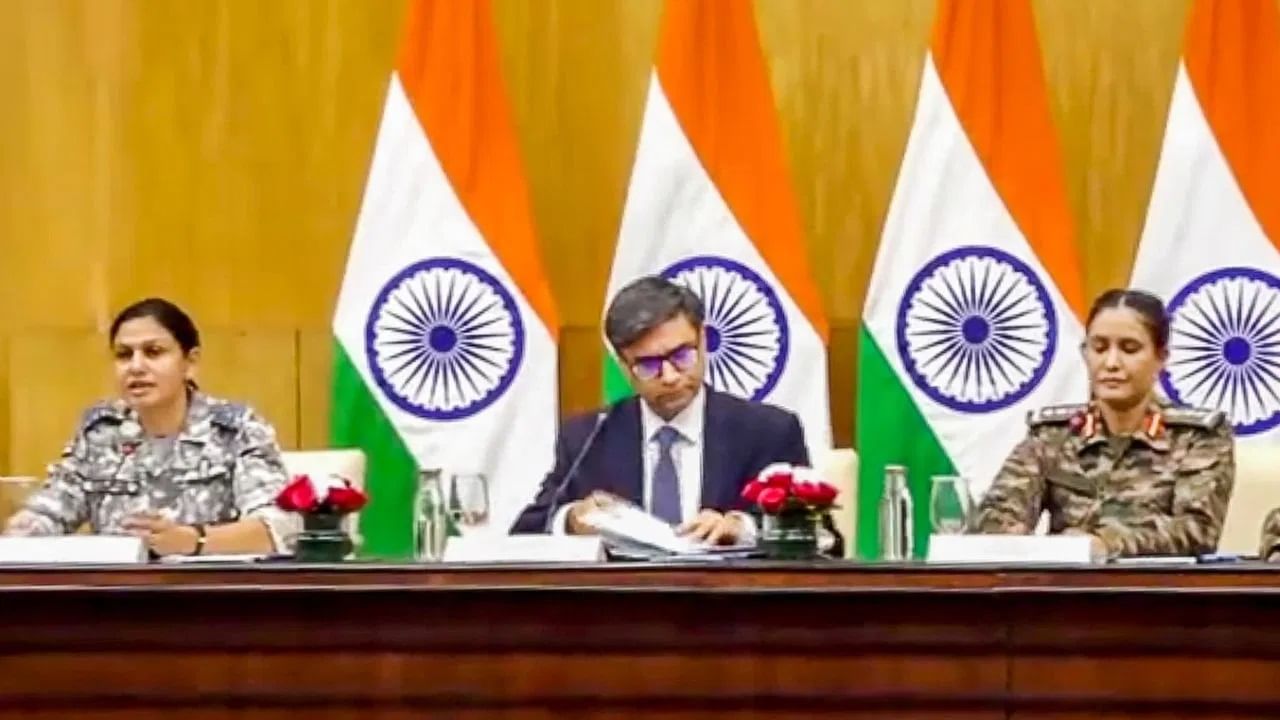 सोफिया कुरेशी यांच्या बहिणीचं बॉलिवूडशी खास कनेक्शन आहे. कर्नल सोफिया कुरेशी यांच्या बहिणीचं नाव शायना कुरेशी आहे.