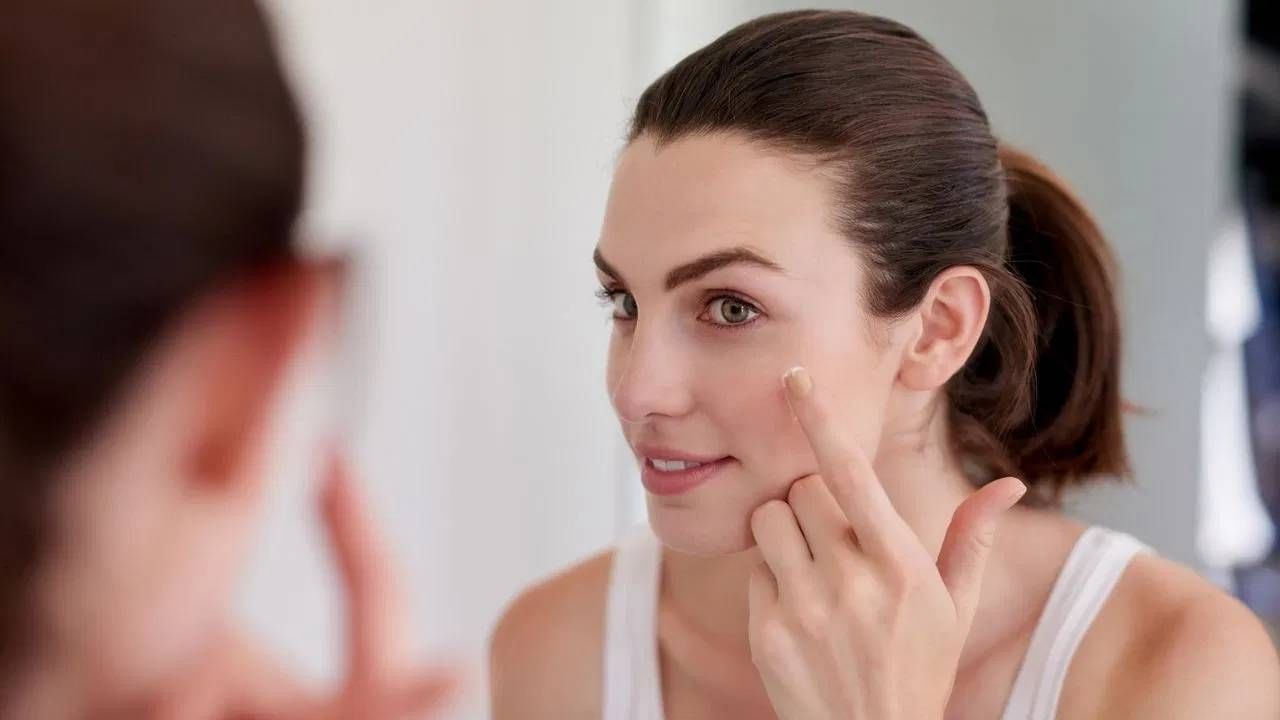 उन्हाळ्यात सकाळी चेहऱ्यावर लावा 'या' गोष्टी, दिवसभर तुमची त्वचा राहील फ्रेश उन्हाळ्यात सकाळी चेहऱ्यावर लावा 'या' गोष्टी, दिवसभर तुमची त्वचा राहील फ्रेश