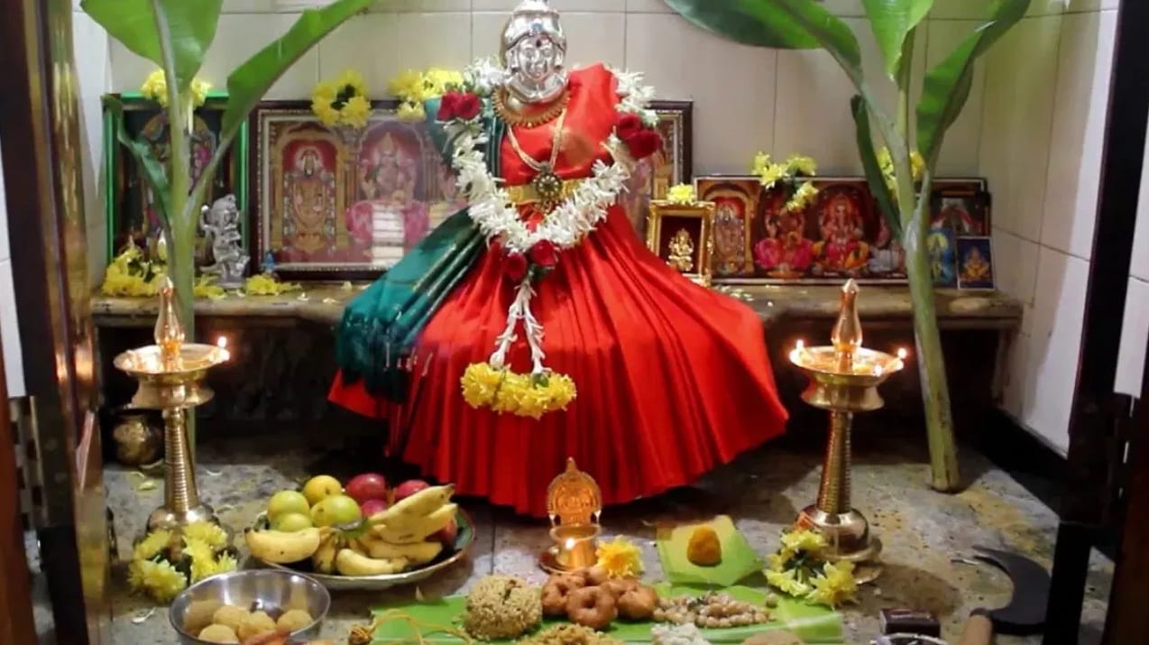 शुक्रवारी सायंकाळी लक्ष्मी देवीला 'या' गोष्टी अर्पण केल्यास घरात नांदेल सुख समृद्धी....