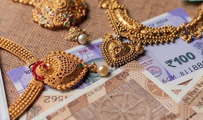 घरात किती कॅश आणि किती सोने ठेवणं योग्य? नियम मोडला तर कारवाई अटळ! जाणून घ्या सविस्तर घरात किती कॅश आणि किती सोने ठेवणं योग्य? नियम मोडला तर कारवाई अटळ! जाणून घ्या सविस्तर