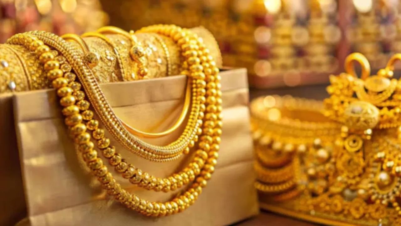 आज ९ मे रोजी २२ कॅरेट सोन्याच्या प्रति १० ग्रॅमच्या भावात ११५० रुपयांची मोठी घसरण झाली आहे. त्यामुळे आता प्रति १० ग्रॅम सोन्याचा भाव ९०,३०० रुपयांच्या आसपास पोहोचला आहे.