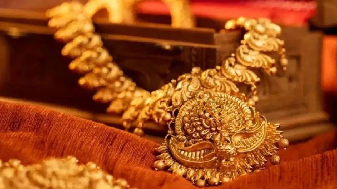 सध्या वेगवेगळ्या वैश्विक कारणांमुळे सोन्याचा भाव कमी झालेला दिसतोय. अमेरिकेची मध्यवर्ती बँक फेडरल रिझर्व्ह या बँकेकडून व्याजदरात कपात केली जाण्याची शक्यता आहे. त्यामुळेच सोन्याची मागणी सध्या काहीशी कमी झाली आहे.