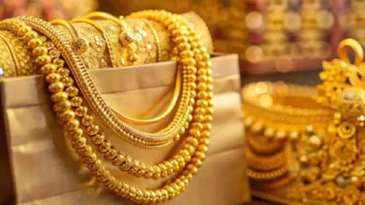 सध्या अमेरिका आणि चीन यांच्यातील व्यापारविषयक तणाव कमी झाला आहे. यामुळे वैश्विक पातळीवरील व्यापारातही तणाव कमी झाल आहे. त्यामुळेच जोखीम असणाऱ्या क्षेत्रात गुंतवणूकदार करत आहेत. त्यामुळे सोन्याचा भाव सध्या घसरला आहे.