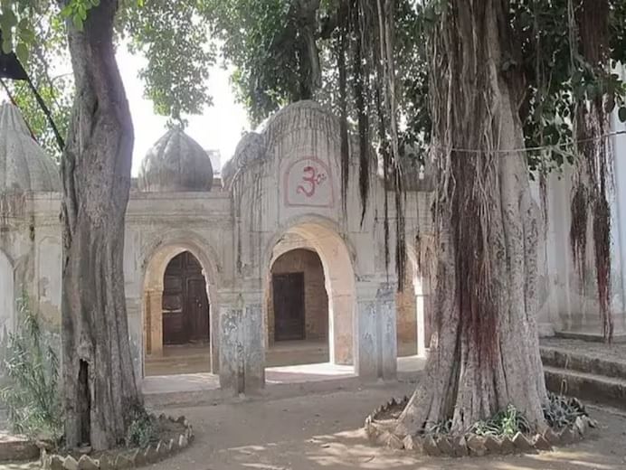  गोरखनाथ मंदिर  पेशावरजवळील गोरखनाथ मंदिर हे पाकिस्तानातील सुंदर हिंदू मंदिरांमध्ये गणले जाते. स्वातंत्र्यानंतर या मंदिराचे दरवाजे बंद करण्यात आले होते, परंतु 2011मध्ये ते भाविकांसाठी पुन्हा उघडण्यात आले. लोक गोरखनाथाचे दर्शन घेण्यासाठी येथे येतात.