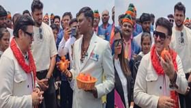 अभिनेता गोविंदाची डाळिंब,आंब्याच्या फळबांगाना भेट; गावकऱ्यांशी गप्पा अभिनेता गोविंदाची डाळिंब,आंब्याच्या फळबांगाना भेट; गावकऱ्यांशी गप्पा