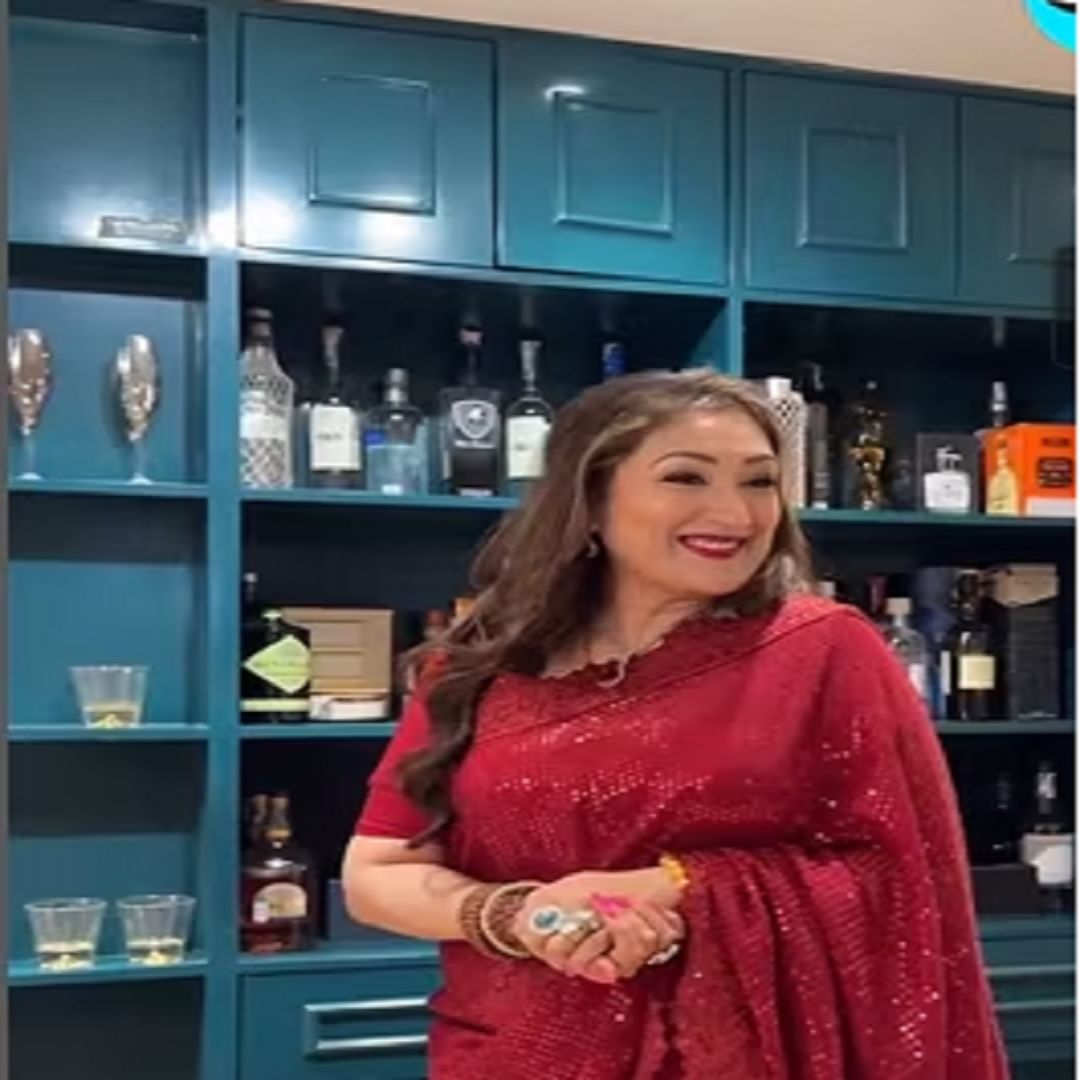 गोविंदाच्या घराच्या एका कोपऱ्यात एक अतिशय सुंदर बार सेक्शन आहे, जो त्याचा मुलगा हर्षवर्धनने खास डिझाइन केला आहे. हा कोपरा सुनीताचा आवडता आहे असं ती म्हणते.