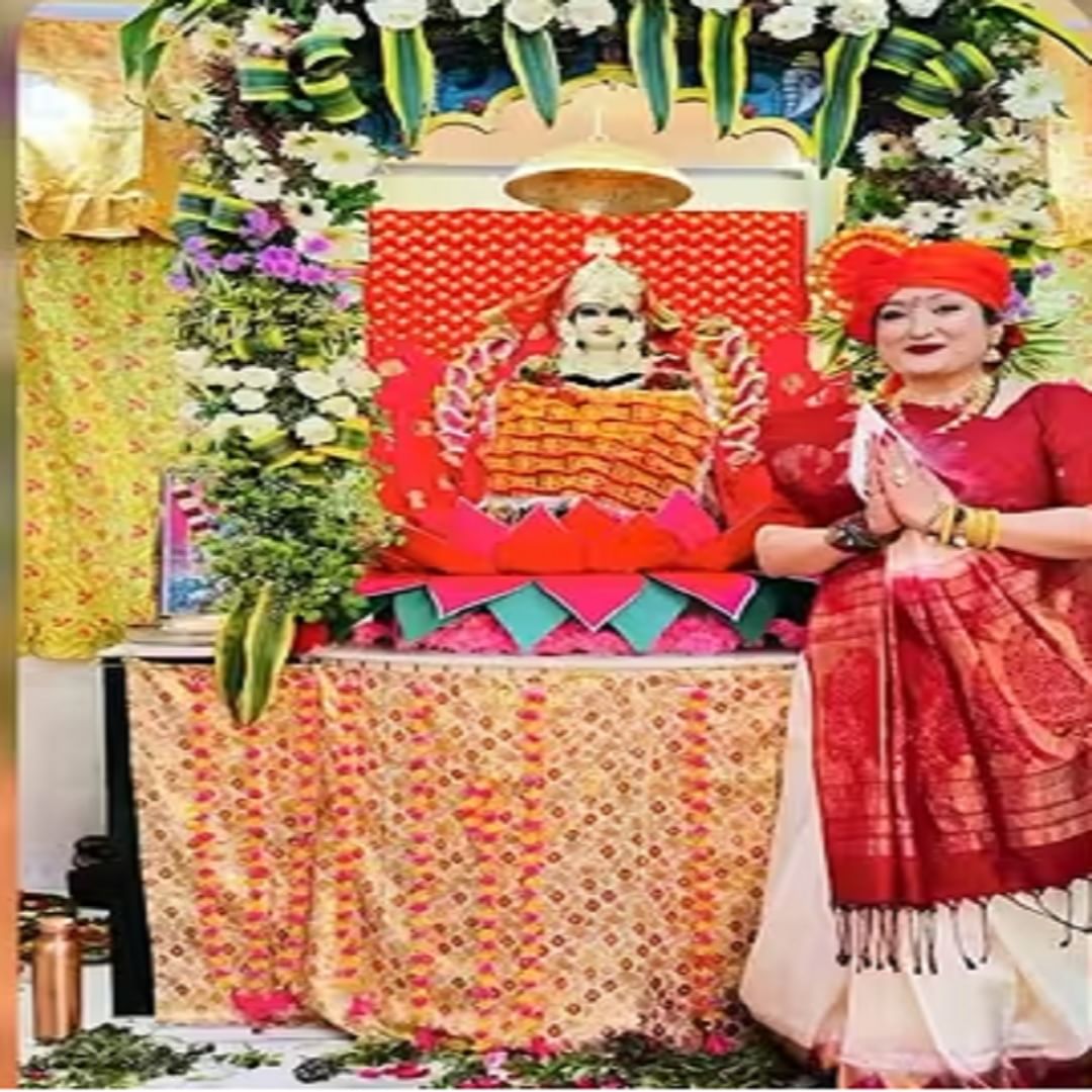 गोविंदाच्या घरात एक अतिशय सुंदर मंदिर आहे, जे त्याच्या आईने बांधले आहे. सुनीता या मंदिरात बसून दररोज सुमारे दीड तास पूजा करते. तिला पूजा करायलाही फार आवडते.