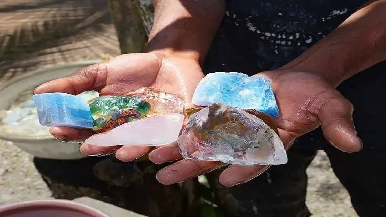 आंध्र प्रदेशमधील कृष्णा नदीला जगातील सर्वांत मौल्यवान आणि चर्चेत असलेल्या कोहिनूर हिऱ्यासाठी ओळखलं जातं. ही नदी म्हणजे सर्वांत मोठी हिऱ्यांची खाण आहे, असं म्हटलं जातं. जगातील 10 हिऱ्यांपैकी सात हिरे हे याच नदीतून मिळालेले आहेत.