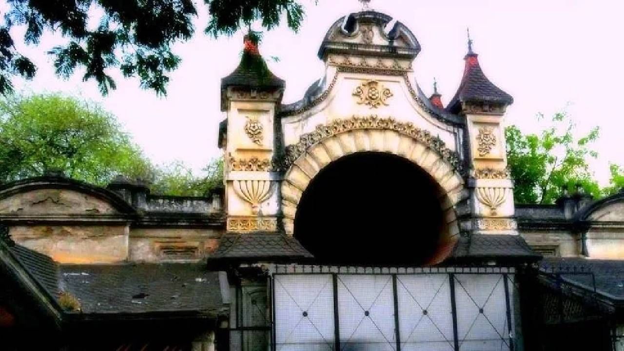 हैदराबादमध्ये किंग कोठी नावाचं एक ठिकाण आहे. हैदराबादचे शेवटचे निझाम मीर उस्मान अली यांनी त्यांची संपूर्ण संपत्ती याच हवेलीत लपवून ठेवल्याचं म्हटलं जातं.