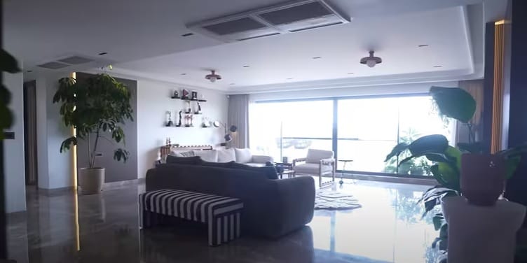 हा विजय वर्माच्या घराचा हॉल आहे ज्याला मोठी बाल्कनी देखील जोडलेली आहे. बाहेरून थंड हवा घरात येते. हा अभिनेत्याच्या घराचा सर्वात खास भाग आहे. येथे तो त्याच्या मित्रांसोबतही वेळ घालवतो.