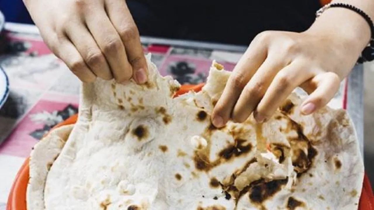 शिळी भाकरी म्हणजे २-३ दिवस जुनी भाकरी खावी असे नाही बराच काळ साठवून ठेवलेली भाकरी खाल्ल्याने पोटाच्या समस्या उद्भवू शकतात.