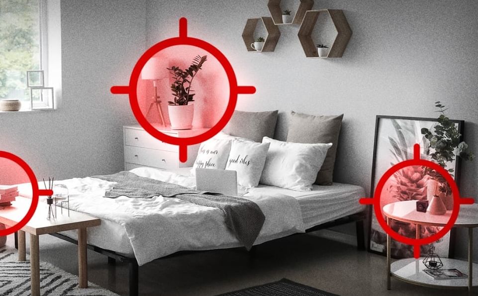 'ही' सोपी पद्धत वापरून तुमच्या हॉटेल रूममध्ये छुपे कॅमेरे पटकन शोधा 'ही' सोपी पद्धत वापरून तुमच्या हॉटेल रूममध्ये छुपे कॅमेरे पटकन शोधा